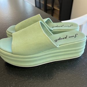 Free People Harbor flatform sandal • size 40 • mint